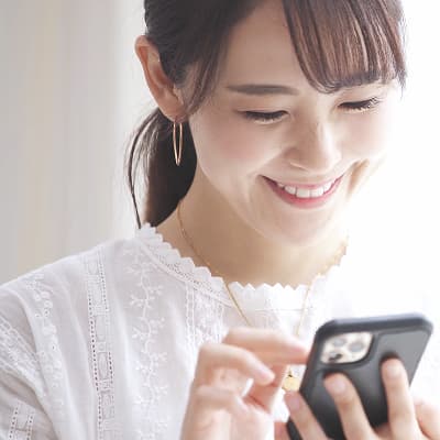 スマホを操作する女性