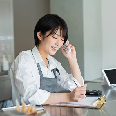 スマホを操作する女性