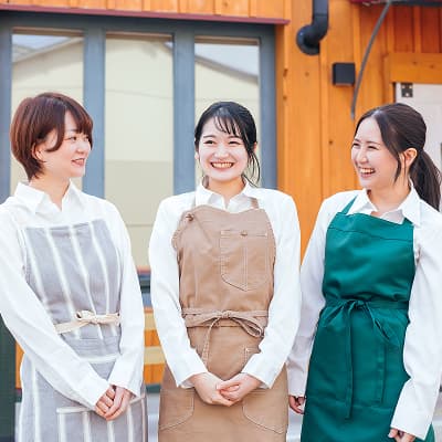 スマホを操作する女性
